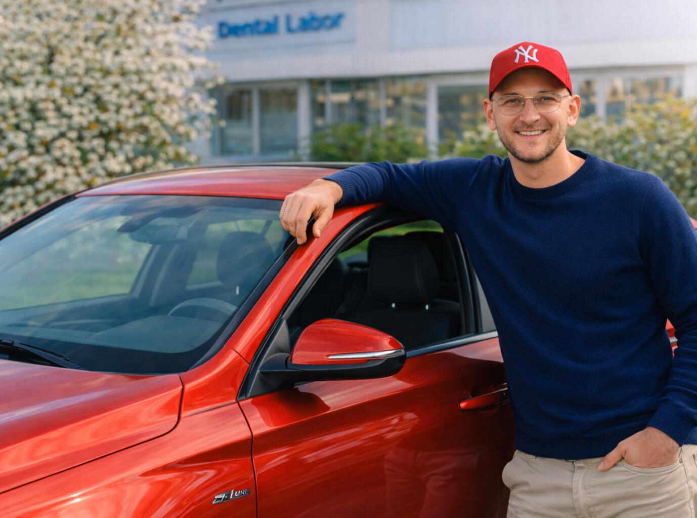Dental 3 mt-produktion Auto Dentalkurier Fahrer vor Auto mit dem er ausfährt.