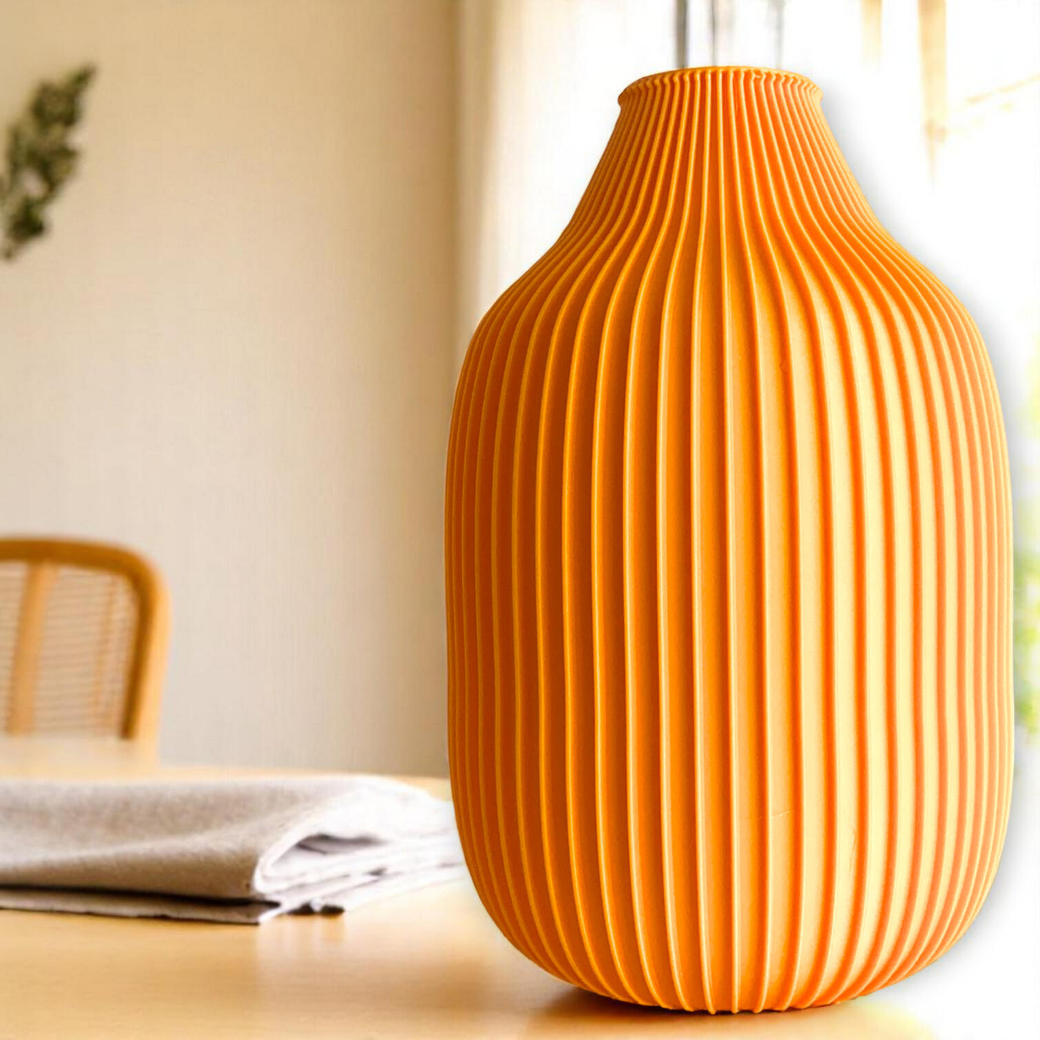 Großformatige 3D-gedruckte Vase mit 25 cm Höhe – Beispiel für maximales Druckvolumen aus Berlin Vergleichsbild mit Vase zeigt das Druckvolumen: 25 × 25 × 25 cm für große und präzise 3D-Drucke